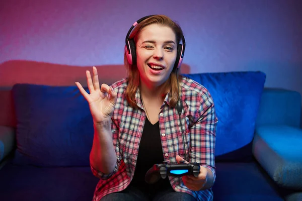 Retrato Louco Brincalhão Gamer Menina Gostando Jogar Jogos Vídeo Dentro — Fotografia de Stock