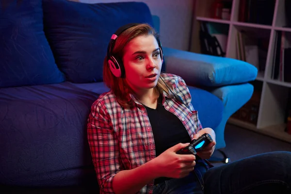 Retrato Jugador Juguetón Loco Chica Disfrutando Jugando Videojuegos Interior Sentado — Foto de Stock