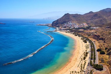 Santa Cruz de Tenerife yakınlarındaki ünlü Playa de las Teresitas plajının panoramik manzarası Mirador, Tenerife, İspanya