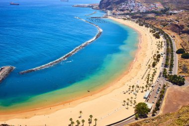 Santa Cruz de Tenerife yakınlarındaki ünlü Playa de las Teresitas plajının panoramik manzarası Mirador, Tenerife, İspanya