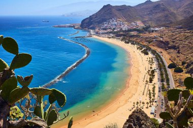 Santa Cruz de Tenerife yakınlarındaki ünlü Playa de las Teresitas plajının panoramik manzarası Mirador, Tenerife, İspanya