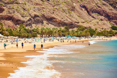 Tenerife, İspanya - 14 Mayıs 2018: Santa Cruz de Tenerife yakınlarındaki ünlü Playa de las Teresitas plajı, Kanarya Adaları, İspanya