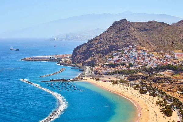 Santa Cruz de Tenerife yakınlarındaki ünlü Playa de las Teresitas plajının panoramik manzarası Mirador, Tenerife, İspanya