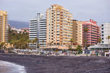 Puerto de la Cruz, Tenerife, İspanya - 13 Mayıs 2018: Rıhtım ve Kanarya Adaları, Puerto de la Cruz sahilindeki tatil beldeleri