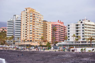 Puerto de la Cruz, Tenerife, İspanya - 13 Mayıs 2018: Rıhtım ve Kanarya Adaları, Puerto de la Cruz sahilindeki tatil beldeleri