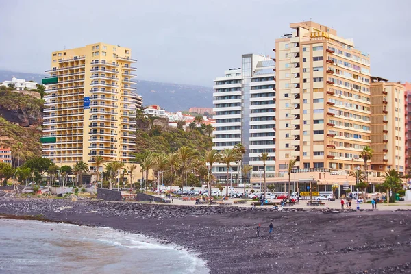 Puerto de la Cruz, Tenerife, İspanya - 13 Mayıs 2018: Rıhtım ve Kanarya Adaları, Puerto de la Cruz sahilindeki tatil beldeleri