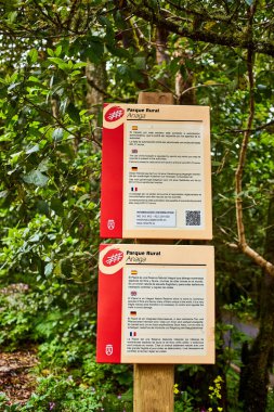 Tenerife, İspanya - 14 Mayıs 2018: İspanya 'nın Kanarya Adaları, Tenerife kentindeki Anaga Ulusal kırsal parkının girişindeki bilgi panosu