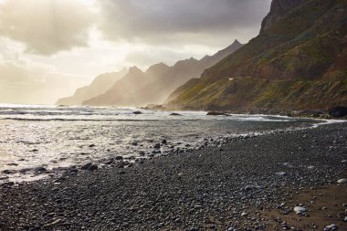Beniho (Benijo Sahili) - Güneşin batışındaki güzel siyah volkanik kumsal kayalıkların manzarasıyla. Tenerife 'nin kuzeyinde. Kanarya Adaları. İspanya