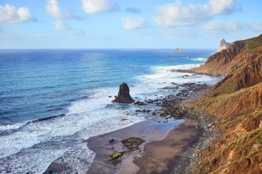 Beniho (Benijo Sahili) - Güneşin batışındaki güzel siyah volkanik kumsal kayalıkların manzarasıyla. Tenerife 'nin kuzeyinde. Kanarya Adaları. İspanya
