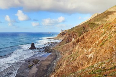 Beniho (Benijo Sahili) - Güneşin batışındaki güzel siyah volkanik kumsal kayalıkların manzarasıyla. Tenerife 'nin kuzeyinde. Kanarya Adaları. İspanya