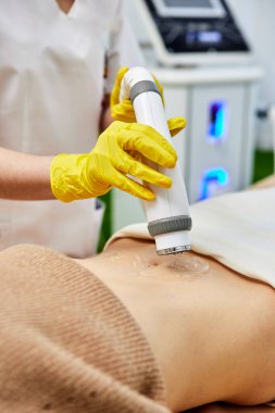 Rf derisi sıkışıyor, göbek. Donanım kozmetolojisi. Güzellik salonunda ultrason boşluğu şekillendirme ve şekil verme tedavisi, anti-selülit ve anti-yağ terapisi..