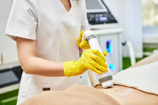 Rf皮膚の引き締め ハードウェア化粧品学 美容室での超音波キャビテーションボディ輪郭形成と彫刻治療 抗セルライトと抗脂肪療法 — ストック写真