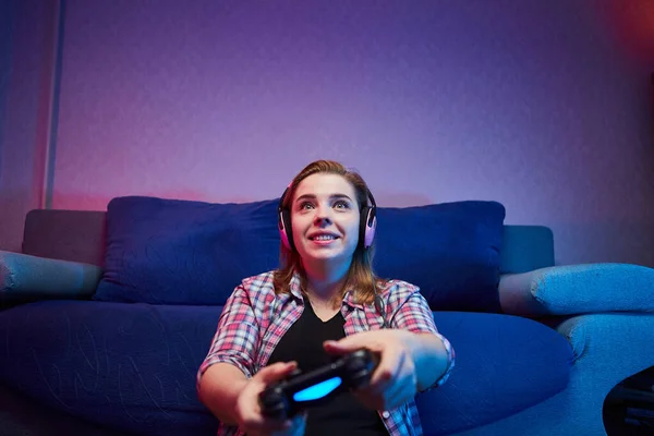Retrato Jugador Juguetón Loco Disfrutando Jugar Videojuegos Playstation Interior Sentado — Foto de Stock