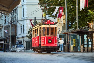 İSTANBUL, TURKEY 11 Ekim 2019: Beyoğlu 'nda geleneksel nostaljik Kızıl Tramvay. İstanbul 'daki Istiklal Caddesi' nde (popüler durak), Taksim Meydanı ile yeraltı demiryolu hattı arasındaki tramvay hattı işlemektedir. 