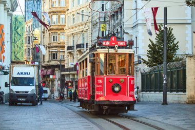 İSTANBUL, TURKEY 11 Ekim 2019: Beyoğlu 'nda geleneksel nostaljik Kızıl Tramvay. İstanbul 'daki Istiklal Caddesi' nde (popüler durak), Taksim Meydanı ile yeraltı demiryolu hattı arasındaki tramvay hattı işlemektedir. 