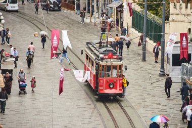 İSTANBUL, TURKEY 11 Ekim 2019: Beyoğlu 'nda geleneksel nostaljik Kızıl Tramvay. İstanbul 'daki Istiklal Caddesi' nde (popüler durak), Taksim Meydanı ile yeraltı demiryolu hattı arasındaki tramvay hattı işlemektedir. 