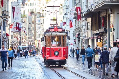 İSTANBUL, TURKEY 11 Ekim 2019: Beyoğlu 'nda geleneksel nostaljik Kızıl Tramvay. İstanbul 'daki Istiklal Caddesi' nde (popüler durak), Taksim Meydanı ile yeraltı demiryolu hattı arasındaki tramvay hattı işlemektedir. 