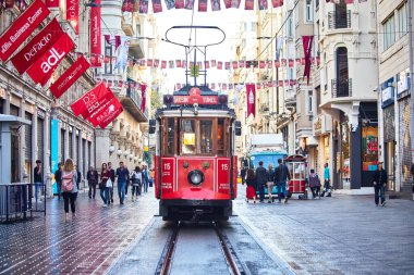 İSTANBUL, TURKEY 11 Ekim 2019: Beyoğlu 'nda geleneksel nostaljik Kızıl Tramvay. İstanbul 'daki Istiklal Caddesi' nde (popüler durak), Taksim Meydanı ile yeraltı demiryolu hattı arasındaki tramvay hattı işlemektedir. 