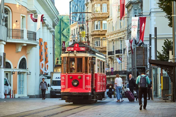 İSTANBUL, TURKEY 11 Ekim 2019: Beyoğlu 'nda geleneksel nostaljik Kızıl Tramvay. İstanbul 'daki Istiklal Caddesi' nde (popüler durak), Taksim Meydanı ile yeraltı demiryolu hattı arasındaki tramvay hattı işlemektedir. 