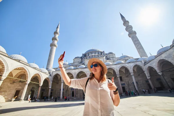 Istambul Turquia Outubro 2019 Feliz Mulher Atraente Turista Chapéu Posando — Fotografia de Stock