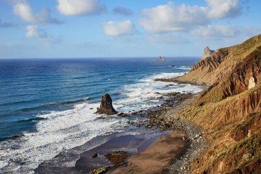 Beniho (Benijo Sahili) - Güneşin batışındaki güzel siyah volkanik kumsal kayalıkların manzarasıyla. Tenerife 'nin kuzeyinde. Kanarya Adaları. İspanya