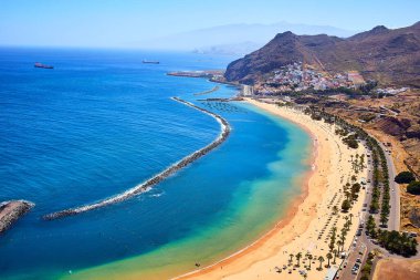 Santa Cruz de Tenerife yakınlarındaki ünlü Playa de las Teresitas plajının panoramik manzarası Mirador, Tenerife, İspanya