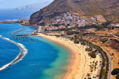 Santa Cruz de Tenerife yakınlarındaki ünlü Playa de las Teresitas plajının panoramik manzarası Mirador, Tenerife, İspanya
