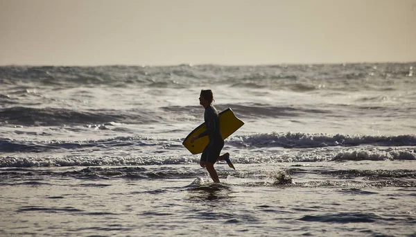 Tenerife Spanje Mei 2018 Silhouet Van Surfer Man Met Surfplank — Stockfoto