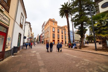 La Laguna, Tenerife, İspanya - 15 Mayıs 2018: Tenerife 'nin eski başkenti La Laguna' da Senora de La Concepcion. Sayısız yaya caddesi boyunca turistler ve yerliler yürüyor. Kanarya Adaları, İspanya.