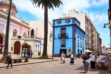 La Laguna, Tenerife, İspanya - 15 Mayıs 2018: Tenerife 'nin eski başkenti La Laguna' da Senora de La Concepcion. Sayısız yaya caddesi boyunca turistler ve yerliler yürüyor. Kanarya Adaları, İspanya.