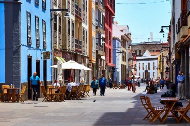 La Laguna, Tenerife, İspanya - 15 Mayıs 2018: Tenerife 'nin eski başkenti La Laguna' da Senora de La Concepcion. Sayısız yaya caddesi boyunca turistler ve yerliler yürüyor. Kanarya Adaları, İspanya.