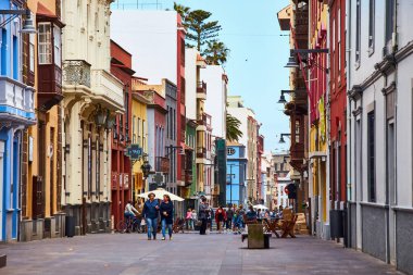 La Laguna, Tenerife, İspanya - 15 Mayıs 2018: Tenerife 'nin eski başkenti La Laguna' da Senora de La Concepcion. Sayısız yaya caddesi boyunca turistler ve yerliler yürüyor. Kanarya Adaları, İspanya.