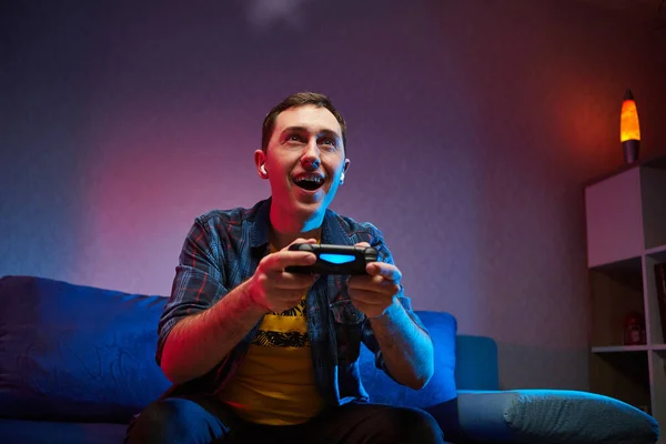 Retrato Louco Brincalhão Gamer Garoto Desfrutando Jogar Jogos Vídeo Dentro — Fotografia de Stock