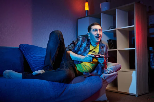 Retrato Jugador Juguetón Loco Niño Disfrutando Jugar Videojuegos Interior Sentado — Foto de Stock