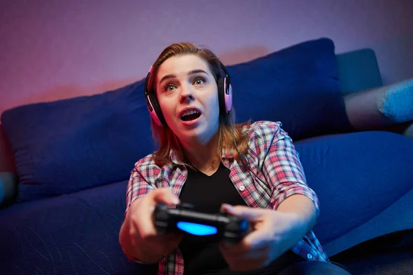 Retrato Louco Brincalhão Gamer Menina Gostando Jogar Jogos Vídeo Dentro — Fotografia de Stock