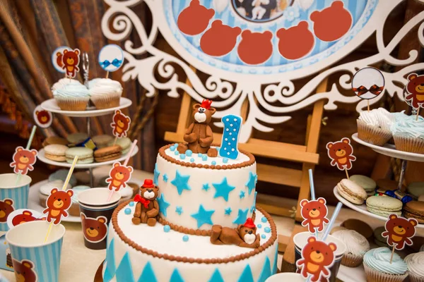 Candy Bar Delicieux Buffet Sucre Avec Cupcakes Buffet De Vacances Sucre Avec Cupcakes Et Autres Desserts Table Avec Bonbons Bonbons Dessert Concept Joyeux Anniversaire Douche Bleu Stock Photo