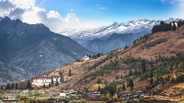 Краєвид країна гори і долини, Тхімпху місто в Бутані — стокове фото