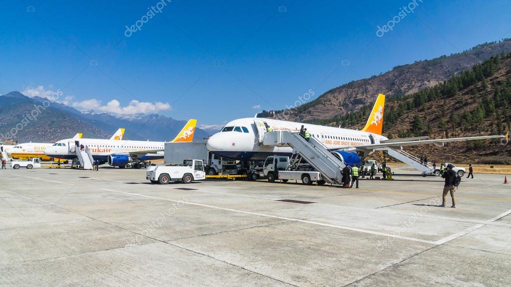 Paro Bhutan 2 März 2016 Menschen Ankunft Am Flughafen In Paro