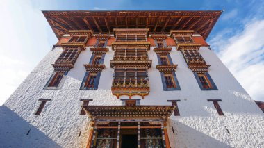 Paro Bhutan 02 Mart 2016: Asya sanat penceresi ve çatı Dzong: Paro, Bhutan, dua için ana kule