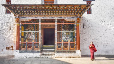 Paro Butan 02 Mart 2016: Ana kapı kule dua Dzong: Paro, Bhutan, yakın Asya adam keşiş yürür