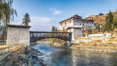 Köprü Nehri ile geleneksel bhutan Sarayı, Rinpung Dzong: Paro, Bhutan