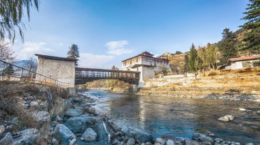 Köprü Nehri ile geleneksel bhutan Sarayı, Rinpung Dzong: Paro, Bhutan