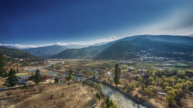 Dağ köyü gün güneşli yaz