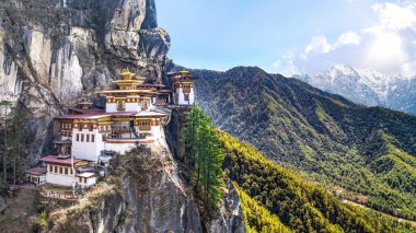 Taktshang Goemba veya Kaplan'ın tapınak veya kaplanın yuva Manastırı güzel Budist tapınağı iç içe. Bhutan'da en kutsal yer ile gök Vadisi'nin: Paro, Bhutan yüksek cliff dağda bulunur.