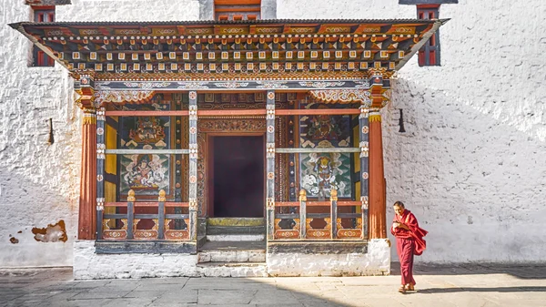 Paro, Bhutan maart 02 2016: de belangrijkste toren voor gebed met Aziatische kunst venster en dak aan Paro Dzong, Bhutan — Stockfoto