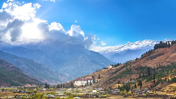 Landschap van Berg en dal land, Thimphu stad in Bhutan — Stockfoto