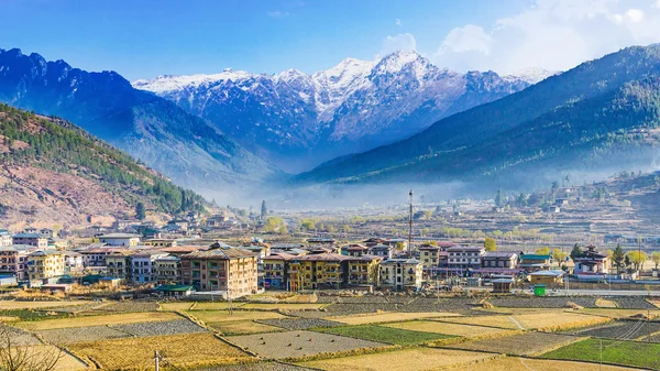 Köy eski şehir evi mimarisi ile hangi bir panorama Vadisi Dağ arka plan beyaz bulut ve mavi gökyüzü, Paro Bhutan görünümdür bulunmayan için alan otlak. (Aeria Üstten Görünüm)