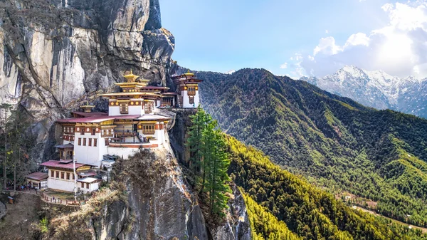Taktshang Goemba vagy Tiger's fészek templomban, vagy a Tiger's nest kolostor a gyönyörű buddhista templom. A legszentebb hely Bhutánban található a magas szikla hegy ég Paro-völgy, Bhután. — Stock Fotó