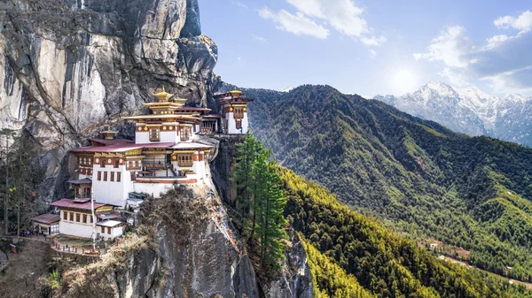 Taktshang Goemba veya Kaplan'ın tapınak veya kaplanın yuva Manastırı güzel Budist tapınağı iç içe. Bhutan'da en kutsal yer ile gök Vadisi'nin: Paro, Bhutan yüksek cliff dağda bulunur.