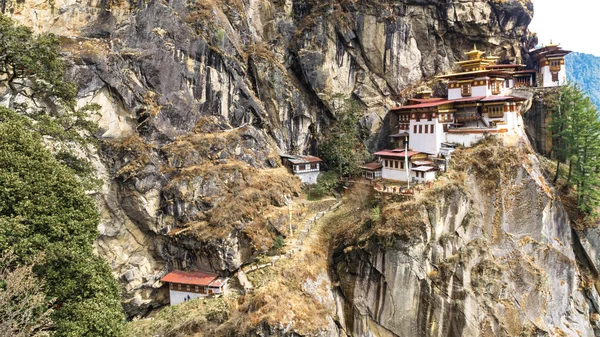 Taktshang Goemba vagy Tiger's fészek templomban, vagy a Tiger's nest kolostor a legszebb buddhista templom a világon. A legszentebb hely Bhutánban található egy nagy szikla hegy-sky és cloud Paro-völgy, Bhután. — Stock Fotó